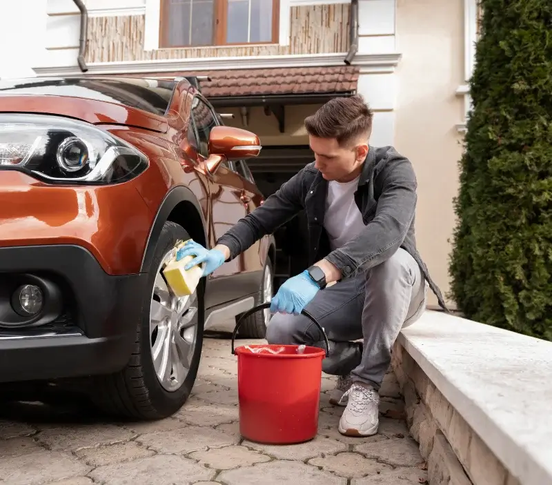 Lavage auto à domicile Locmélar : professionnel intervenant sur un véhicule